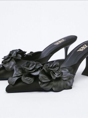 NWT Zara Black Leather Mules / Flower Detail - Size 38 (7.5)
